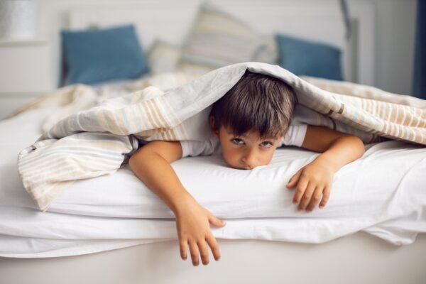 Giấc ngủ đặc biệt cần thiết đối với trẻ em, vốn cần ngủ nhiều hơn người lớn. (Ảnh: Saulich Elena/Shutterstock)