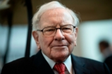 Ông Warren Buffett, giám đốc điều hành của Berkshire Hathaway, tham dự cuộc họp cổ đông thường niên năm 2019 tại Omaha, Nebraska, hôm 03/05/2019. (Ảnh: Johannes Eisele/AFP qua Getty Images)