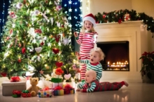 Những bộ đồ ngủ phù hợp với ngày lễ sẽ giúp tăng thêm phần vui nhộn, mang đầy không khí lễ hội cho buổi sáng Giáng Sinh. (Ảnh: FamVeld/Shutterstock)