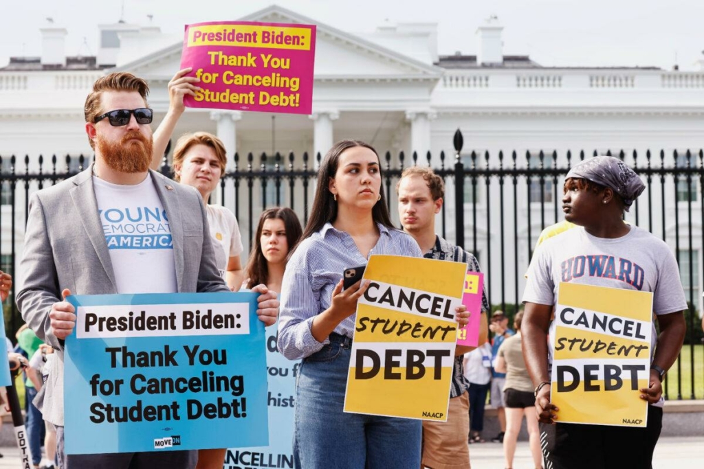 Những người mắc nợ sinh viên tổ chức một cuộc biểu tình trước Tòa Bạch Ốc để ăn mừng ý định xóa nợ sinh viên của Tổng thống Joe Biden, ý định này sau đó đã bị Tối cao Pháp viện ngăn chặn hôm 24/08/2022. (Ảnh: Paul Morigi/Getty Images cho We the 45m)