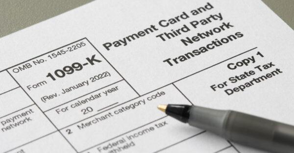 IRS có thể yêu cầu những người trợ giúp thanh toán gửi hàng triệu Mẫu 1099-K bổ sung cho người đóng thuế thuộc giai tầng trung lưu và doanh nghiệp nhỏ nhưng vẫn nói được rằng họ chưa tăng mức độ kiểm toán. (Ảnh: Hapababaa/iStock/Getty Images)