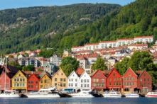 Các tòa nhà thương mại Bryggen cũ kỹ bằng gỗ, hơi chông chênh, và đầy màu sắc nằm ven vịnh của thành phố Bergen. Tòa nhà Bryggen có niên đại từ thời trung cổ, thời điểm mà nơi đây là một trong bốn điểm giao thương chính của Liên minh Hanse, một liên minh thương mại do người Đức điều hành trải dài khắp miền bắc và miền trung châu Âu.