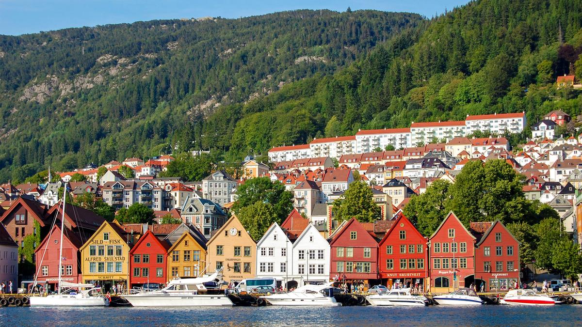 Các tòa nhà thương mại Bryggen cũ kỹ bằng gỗ, hơi chông chênh, và đầy màu sắc nằm ven vịnh của thành phố Bergen. Tòa nhà Bryggen có niên đại từ thời trung cổ, thời điểm mà nơi đây là một trong bốn điểm giao thương chính của Liên minh Hanse, một liên minh thương mại do người Đức điều hành trải dài khắp miền bắc và miền trung châu Âu.