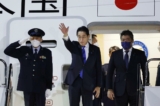 Thủ tướng Nhật Bản Fumio Kishida (ở giữa) chuẩn bị rời khỏi phi trường Haneda tại Tokyo, hôm 08/01/2023. (Ảnh: Kota Endo/Kyodo News thông qua AP)