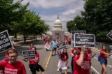 Các nhà hoạt động ủng hộ sự sống biểu tình trước Tối cao Pháp viện Hoa Kỳ sau khi Pháp viện công bố một phán quyết trong vụ Dobbs kiện Tổ chức Y tế Phụ nữ Jackson, ở Hoa Thịnh Đốn vào ngày 24/06/2022. (Ảnh: Nathan Howard/Getty Images)