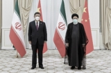 Tổng thống Iran Ebrahim Raisi (phải) và nhà lãnh đạo Trung Quốc Tập Cận Bình chụp ảnh bên lề một cuộc họp tại hội nghị thượng đỉnh Tổ chức Hợp tác Thượng Hải ở Samarkand, Uzbekistan, vào ngày 16/09/2022. (Ảnh: Shen Hong/Tân Hoa Xã qua AP)