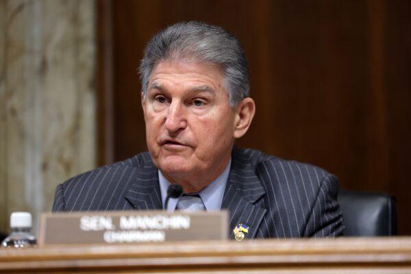 Thượng nghị sĩ Joe Manchin (Dân chủ-West Virginia) tại Hoa Thịnh Đốn vào ngày 16/02/2023. (Ảnh: Kevin Dietsch/Getty Images)