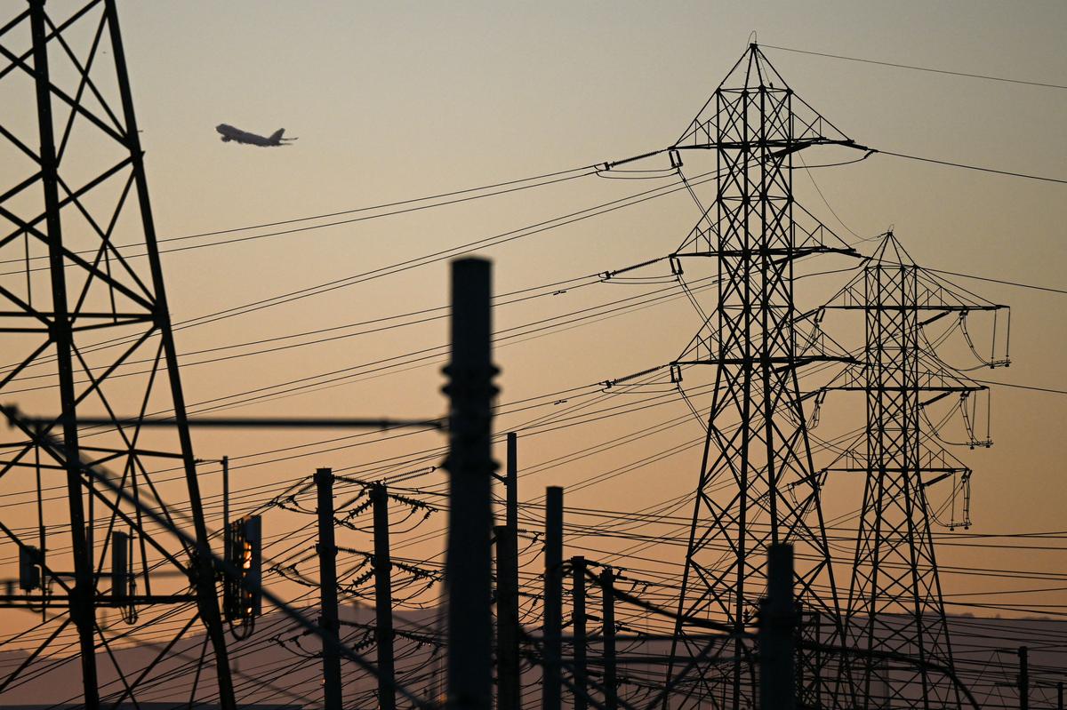 Đường dây điện lúc hoàng hôn ở El Segundo, California, ngày 31/08/2022. (Ảnh: Patrick T. Fallon/AFP qua Getty Images)