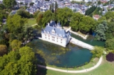 Tọa lạc trên một hòn đảo ở sông Indre (Thung lũng Loire), Lâu đài Azay-le-Rideau kiều diễm được xem là một trong những công trình đầu tiên được thiết kế theo phong cách Phục Hưng Pháp quốc. Hồ nước nổi tiếng [có thể] phản chiếu [hình ảnh lâu đài] ra đời vào thế kỷ 20, khi nhánh sông Indre mở rộng đến tận phần móng của lâu đài. Kể từ đó, mặt tiền lộng lẫy của lâu đài này đã được phản chiếu xuống mặt nước và tiếp tục làm say lòng du khách. (Ảnh: Altitude Drone/Shutterstock)