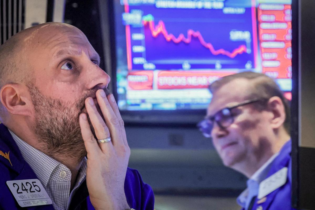 Các nhà giao dịch làm việc trên sàn của Sở giao dịch chứng khoán New York (NYSE) tại New York, hôm 07/03/2023. (Ảnh: Brendan McDermid/Reuters)