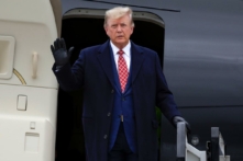 Cựu Tổng thống Donald Trump xuống phi cơ “Trump Force One” tại Phi trường Aberdeen ở Aberdeen, Scotland, hôm 01/05/2023. (Ảnh: Jeff J Mitchell/Getty Images)