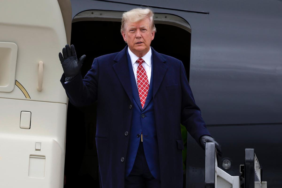 Cựu Tổng thống Donald Trump xuống phi cơ “Trump Force One” tại Phi trường Aberdeen ở Aberdeen, Scotland, hôm 01/05/2023. (Ảnh: Jeff J Mitchell/Getty Images)