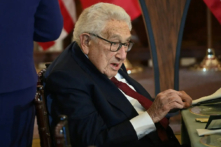 Cựu Ngoại trưởng Hoa Kỳ Henry Kissinger tham dự bữa tiệc trưa tại Bộ Ngoại giao ở Hoa Thịnh Đốn vào ngày 01/12/2022. (Ảnh: Roberto Schmidt/AFP qua Getty Images)