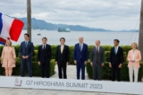 (Từ trái qua phải) Thủ tướng Ý Giorgia Meloni, Thủ tướng Canada Justin Trudeau, Tổng thống Pháp Emmanuel Macron, Thủ tướng Nhật Bản Fumio Kishida, Tổng thống Hoa Kỳ Joe Biden, Thủ tướng Đức Olaf Scholz, Thủ tướng Anh Rishi Sunak, và Chủ tịch Ủy ban  u Châu Ursula von der Leyen tham gia chụp ảnh nhóm với các nhà lãnh đạo G7 trước cuộc gặp ăn trưa để làm việc về an ninh kinh tế của họ tại khách sạn Grand Prince ở Hiroshima, Nhật Bản, hôm 20/05/2023. (Ảnh: Jonathan Ernst/Pool/AFP qua Getty Images)