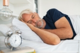 Sau tuổi 50, đàn ông dễ có rối loạn giấc ngủ REM hơn phụ nữ. (Ảnh: Ground Picture/Shutterstock)