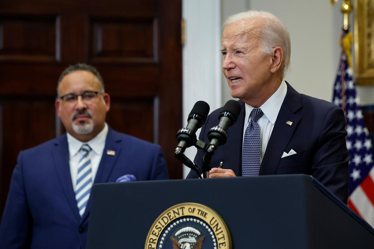 Tổng thống Joe Biden công bố các hành động mới để bảo vệ những người đi vay sau khi Tối cao Pháp viện bác bỏ kế hoạch xóa nợ cho sinh viên của ông trong Phòng Roosevelt ở Tòa Bạch Ốc hôm 30/06/2023. Đứng bên cạnh ông là Bộ trưởng Giáo dục Miguel Cardona. (Ảnh: Chip Somodevilla/Getty Images)