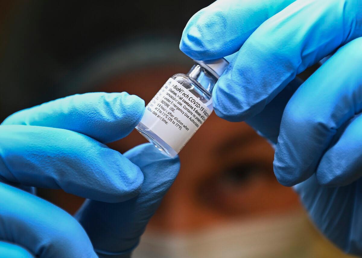 Một nhân viên chăm sóc sức khỏe chuẩn bị một liều vaccine Pfizer-BioNTech COVID-19 tại phòng khám vaccine UHN COVID-19 ở Toronto vào ngày 7 tháng 1 năm 2021. (The Canadian Press/Nathan Denette)