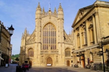 Đan phụ viện Bath vươn lên uy nghi tại quảng trường lịch sử thành phố Bath, thuộc vùng Somerset, nước Anh. Giống như hầu hết các tòa nhà trong thành phố này, chẳng hạn như các nhà tắm La Mã ở bên phải, đan phụ viện được xây bằng đá địa phương ở Bath, một loại đá vôi màu vàng nhạt. Hầu hết ngoại thất của đan phụ viện có niên đại từ những năm 1500, bao gồm các bức tượng được chạm khắc, cửa gỗ ở phía trước, cửa sổ hình vòm cuốn và các trụ bay (flying buttress). Tuy nhiên, các tháp nhọn trang trí chỉ được bổ sung vào những năm 1830. (Ảnh: JeniFoto/Shutterstock).
