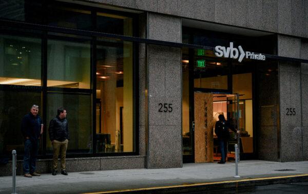 Khách hàng đợi bên ngoài khi một nhân viên bước vào văn phòng chi nhánh Silicon Valley Bank ở trung tâm thành phố San Francisco, California, hôm 13/03/2023. (Ảnh: Kori Suzuki/Ảnh tư liệu/Reuters)