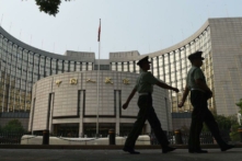Cảnh sát bán quân sự tuần tra trước Ngân hàng Nhân dân Trung Quốc, là ngân hàng trung ương của Trung Quốc, tại Bắc Kinh vào ngày 08/07/2015. (Ảnh: Greg Baker/AFP qua Getty Images)