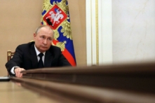 Tổng thống Nga Vladimir Putin chủ trì một cuộc họp với các thành viên chính phủ Nga thông qua hội nghị từ xa ở Moscow hôm 10/03/2022. (Ảnh: Mikhail Klimentyev/SPUTNIK/AFP qua Getty Images)