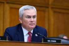 Chủ tịch Ủy ban Giám sát Hạ viện James Comer (Cộng Hòa-Kentucky) trình bày trong một phiên điều trần tại Capitol Hill ở Hoa Thịnh Đốn, hôm 13/06/2023. (Ảnh: Mandel Ngân/AFP qua Getty Images)