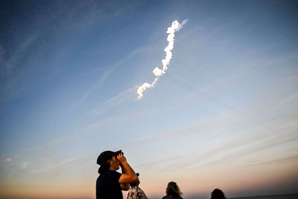 Mọi người theo dõi vụ phóng hỏa tiễn SpaceX Falcon 9 mang theo 21 vệ tinh Starlink thế hệ thứ hai từ Tổ hợp Phóng Không gian 40 tại Trung tâm Vũ trụ Kennedy của NASA ở Bãi biển Cocoa, Florida, hôm 27/02/2023.(Ảnh: Chandan Khanna/AFP qua Getty Images)