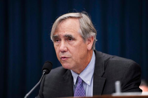 Thượng nghị sĩ Jeff Merkley (Dân Chủ-Oregon) trình bày trong điều trần của Ủy ban Điều hành-Quốc hội về Trung Quốc (CECC) về “Sự đồng lõa của Doanh nghiệp: Trợ cấp cho Các hành vi Vi phạm Nhân quyền của CHND Trung Hoa” tại Hoa Thịnh Đốn, hôm 11/07/2023. (Ảnh: Madalina Vasiliu/The Epoch Times)