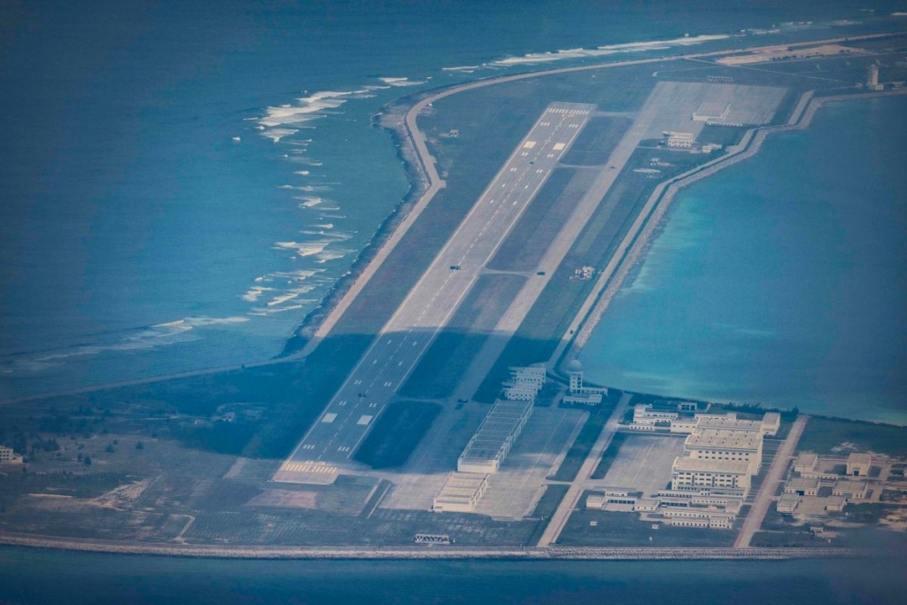 Một phi trường, các tòa nhà và công trình kiến trúc trên đảo nhân tạo do Trung Quốc xây dựng ở Đá Xu Bi (là rạn san hô nằm trong cụm đảo Thị Tứ) trên Quần đảo Trường Sa, Biển Đông, vào ngày 25/10/2022. (Ảnh: Ezra Acayan/Getty Images)