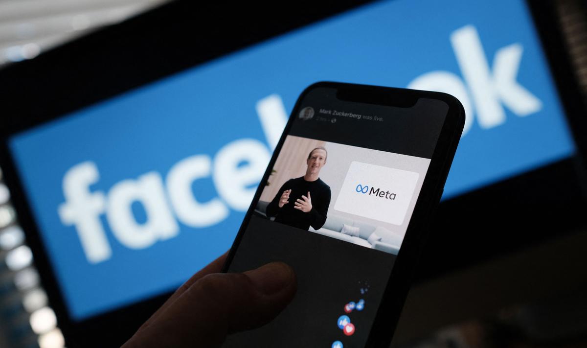 Một người đang xem Giám đốc điều hành Facebook Mark Zuckerberg ra mắt logo META ở Los Angeles vào ngày 28/10/2021 trên điện thoại thông minh. (Ảnh: Chris Delmas / AFP qua Getty Images)