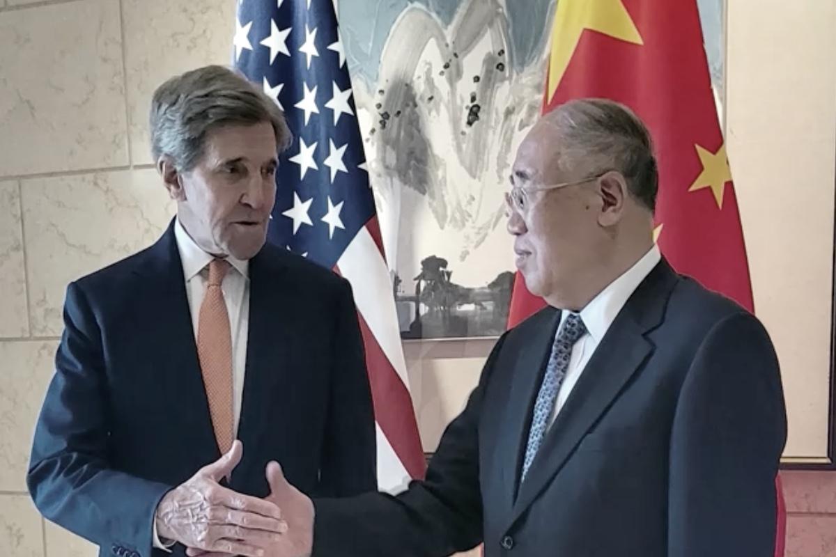 Đặc phái viên về khí hậu của Hoa Kỳ John Kerry đã có cuộc hội đàm với người đồng cấp Giải Chấn Hoa (Xie Zhenhua) tại Bắc Kinh hôm 17/07/2023. (Ảnh: Reuters/Ảnh chụp màn hình qua The Epoch Times)
