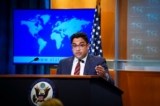 Phó Phát ngôn viên Chính của Bộ Ngoại giao Hoa Kỳ Vedant Patel nói chuyện với các phóng viên trong một cuộc họp báo tại Bộ Ngoại giao ở Hoa Thịnh Đốn hôm 27/07/2023. (Ảnh: Madalina Vasiliu/The Epoch Times)