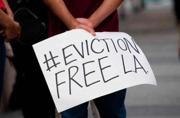 Những người thuê nhà và những người ủng hộ nhà ở tham dự một cuộc biểu tình nhằm hủy bỏ tiền thuê nhà và tránh bị trục xuất trong bối cảnh đại dịch ở Los Angeles vào ngày 21/08/2020. (Ảnh: Valerie Macon/AFP qua Getty Images)