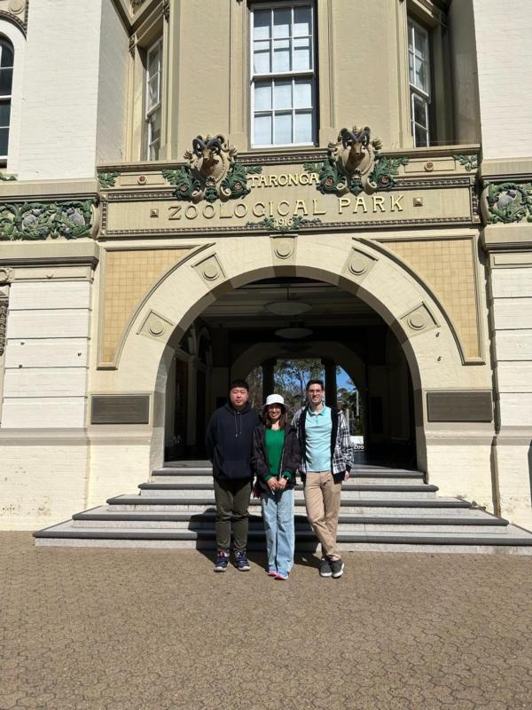 Anh Allen Wang cùng chị gái và anh rể tạo dáng trước Công viên Động vật học Taronga ở Sydney. (Ảnh: Đăng dưới sự cho phép của cô Cathy Wang)