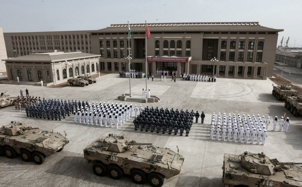 Các thành viên của Quân Giải phóng Nhân dân Trung Quốc tham dự lễ khai trương căn cứ quân sự Trung Quốc ở Djibouti. (Ảnh: STR/AFP qua Getty Images)