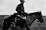 Ông Roy Chapman Andrews cưỡi con ngựa Hốt Tất Liệt của ông ở Mông Cổ vào khoảng năm 1920. (Ảnh: Tài liệu công cộng)