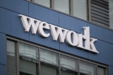 Logo WeWork được trưng bày bên ngoài tòa nhà văn phòng thương mại chung ở Los Angeles, California, hôm 08/08/2023. (Ảnh: Patrick T. Fallon/AFP qua Getty Images)