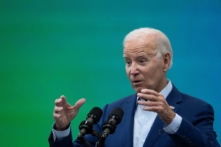 Tổng thống Joe Biden nói về cách “Bidenomics” đang giúp sản xuất và năng lượng sạch tại Arcosa Wind Towers ở Albuquerque, New Mexico, vào ngày 09/08/2023. (Ảnh: Jim Watson/AFP qua Getty Images)