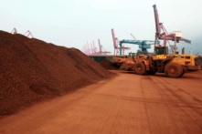 Một máy xúc phía trước chuyển đất chứa khoáng sản đất hiếm để xếp tại cảng ở Liên Vân Cảng, tỉnh Giang Tô, phía đông Trung Quốc, hôm 05/09/2010. (Ảnh: STR/AFP qua Getty Images)