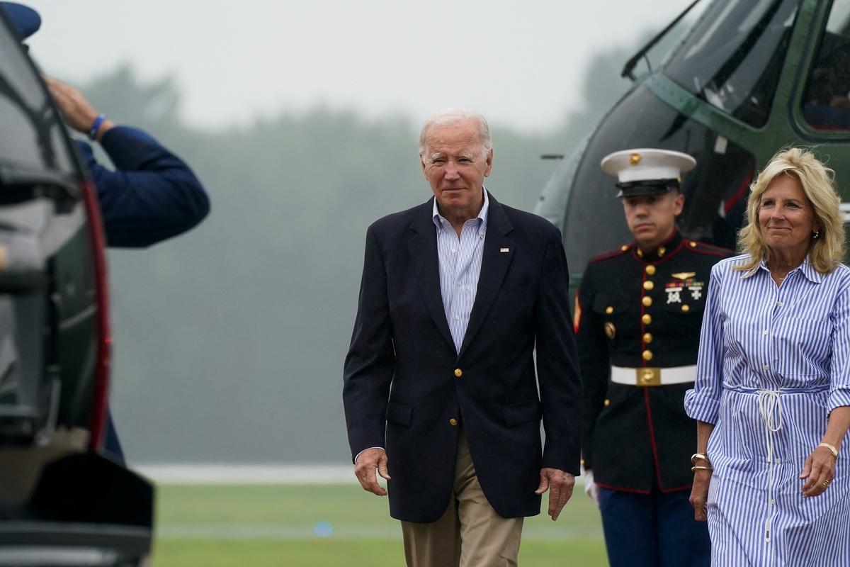 Tổng thống Joe Biden và Đệ nhất Phu nhân Jill Biden xuống trực thăng Marine One tại Căn cứ Vệ binh Không quân Quốc gia Delaware trên đường đến Wilmington ở New Castle, Delaware, hôm 04/08/2023. (Ảnh: Elizabeth Frantz/Reuters)