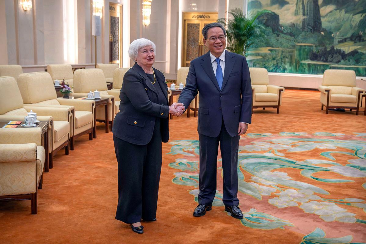 Bộ trưởng Ngân khố Hoa Kỳ Janet Yellen bắt tay Thủ tướng Trung Quốc Lý Cường trong cuộc gặp tại Đại lễ đường Nhân dân ở Bắc Kinh, hôm 07/07/2023. (Ảnh: Mark Schiefelbein/Pool/AFP qua Getty Images)