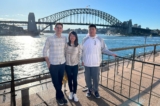 Anh Allen Wang cùng chị gái và anh rể tạo dáng trước nhà hát opera Sydney. (Ảnh được gia đình cung cấp)