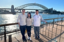 Anh Allen Wang cùng chị gái và anh rể tạo dáng trước nhà hát opera Sydney. (Ảnh được gia đình cung cấp)