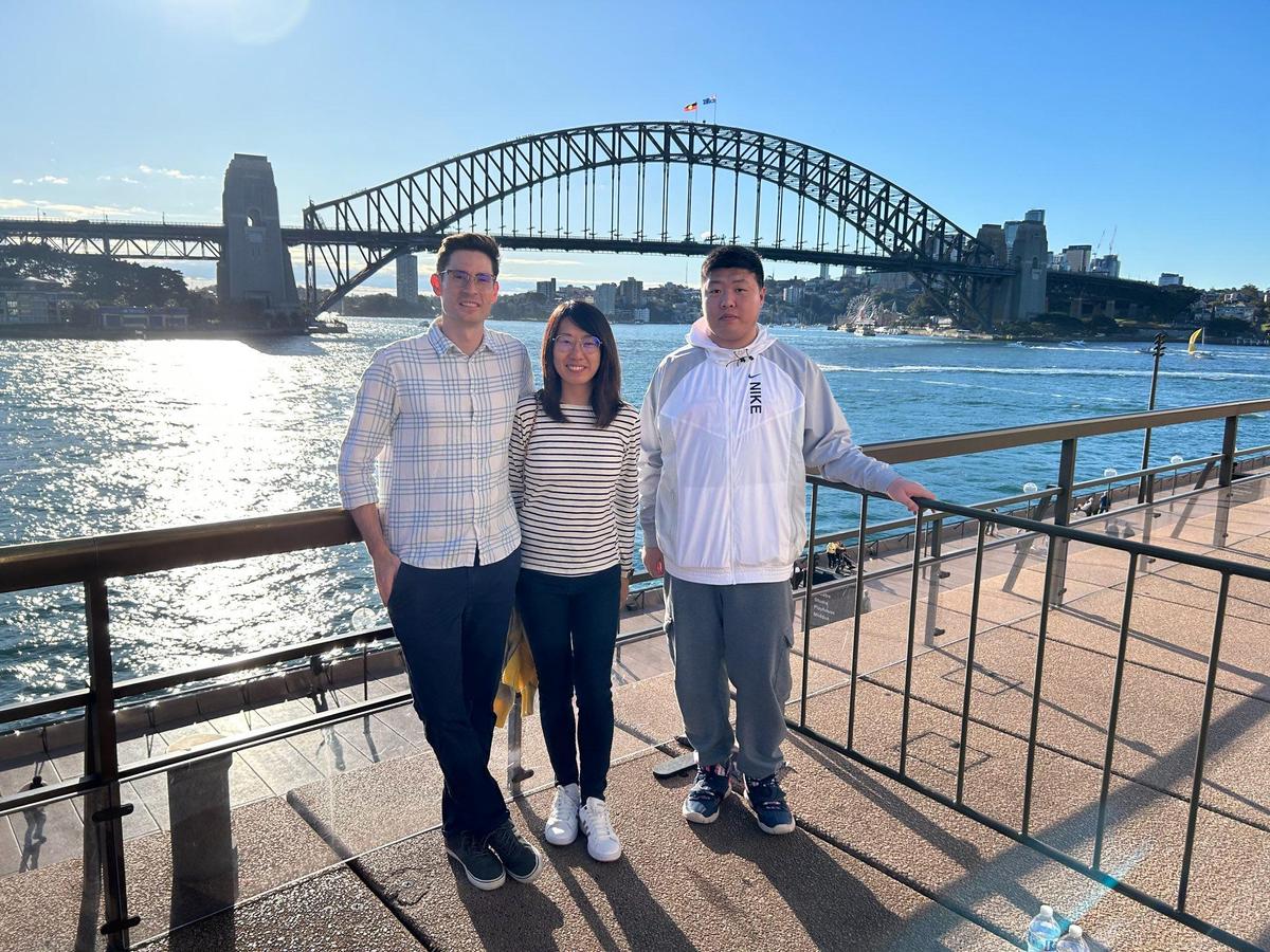 Anh Allen Wang cùng chị gái và anh rể tạo dáng trước nhà hát opera Sydney. (Ảnh được gia đình cung cấp)