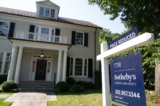 Một ngôi nhà được chào bán ở Arlington, Virginia,  13/07/2023. (Ảnh: Saul Loeb/AFP qua Getty Images)
