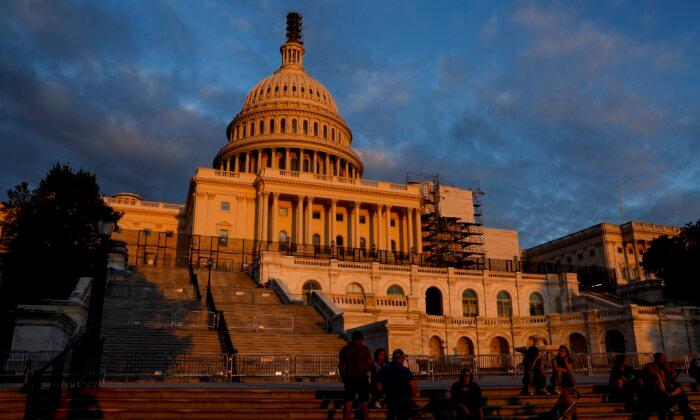 Tòa nhà Quốc hội Hoa Kỳ sau khi Hạ viện thông qua nghị quyết chi tiêu tạm thời kéo dài 45 ngày hôm 30/09/2023. (Ảnh: Anna Moneymaker/Getty Images)