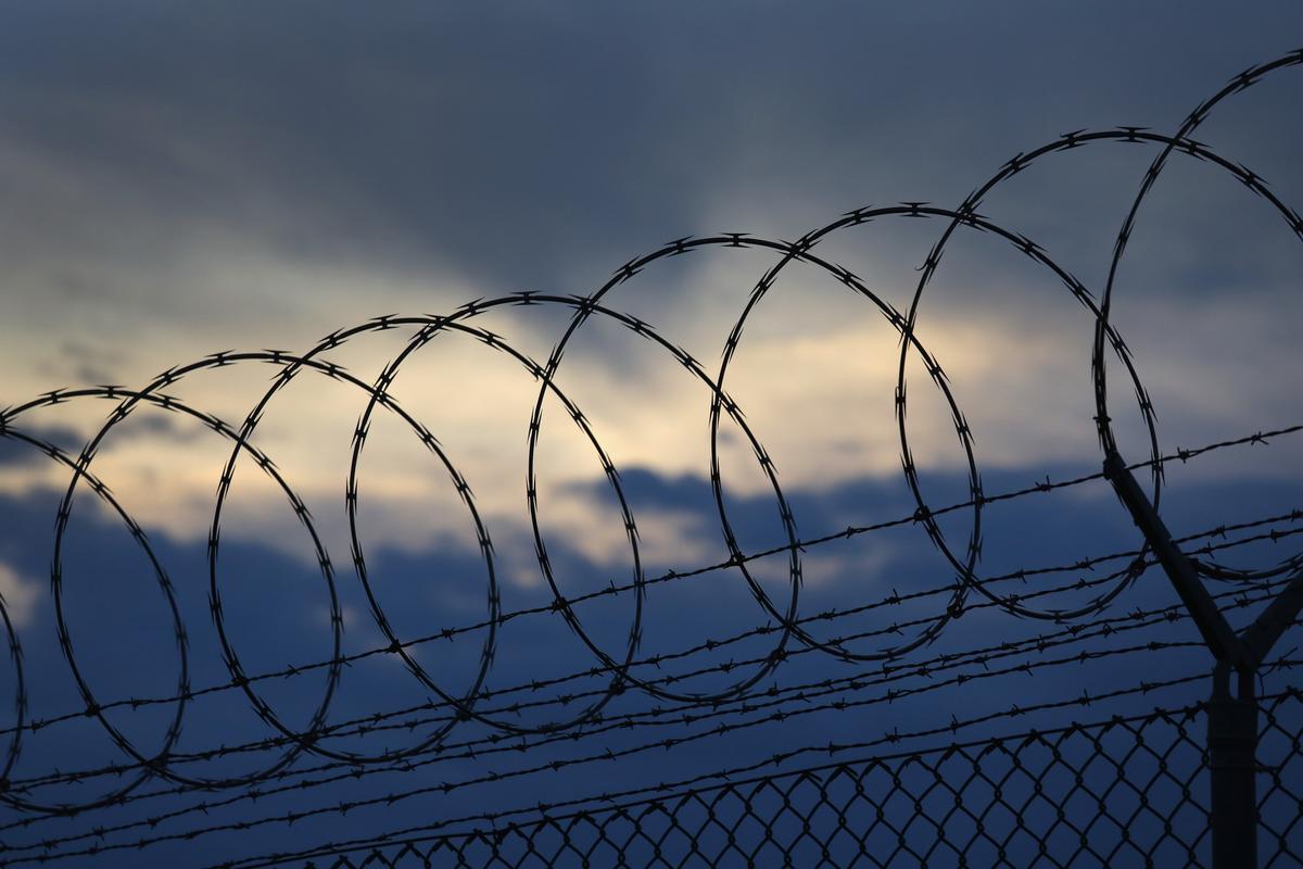 Dây thép gai quấn trên hàng rào tại một nhà tù của Hoa Kỳ tại Trạm Hải quân Hoa Kỳ ở Vịnh Guantanamo, Cuba, vào ngày 22/10/2016. (Ảnh: John Moore/Getty Images)