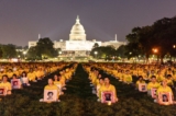 Các học viên Pháp Luân Công tham gia một buổi thắp nến tưởng niệm để tưởng nhớ các học viên Pháp Luân Công đã qua đời do cuộc đàn áp kéo dài 24 năm của Đảng Cộng sản Trung Quốc, tại National Mall ở Hoa Thịnh Đốn hôm 20/07/2023. (Ảnh: Samira Bouaou/The Epoch Times)