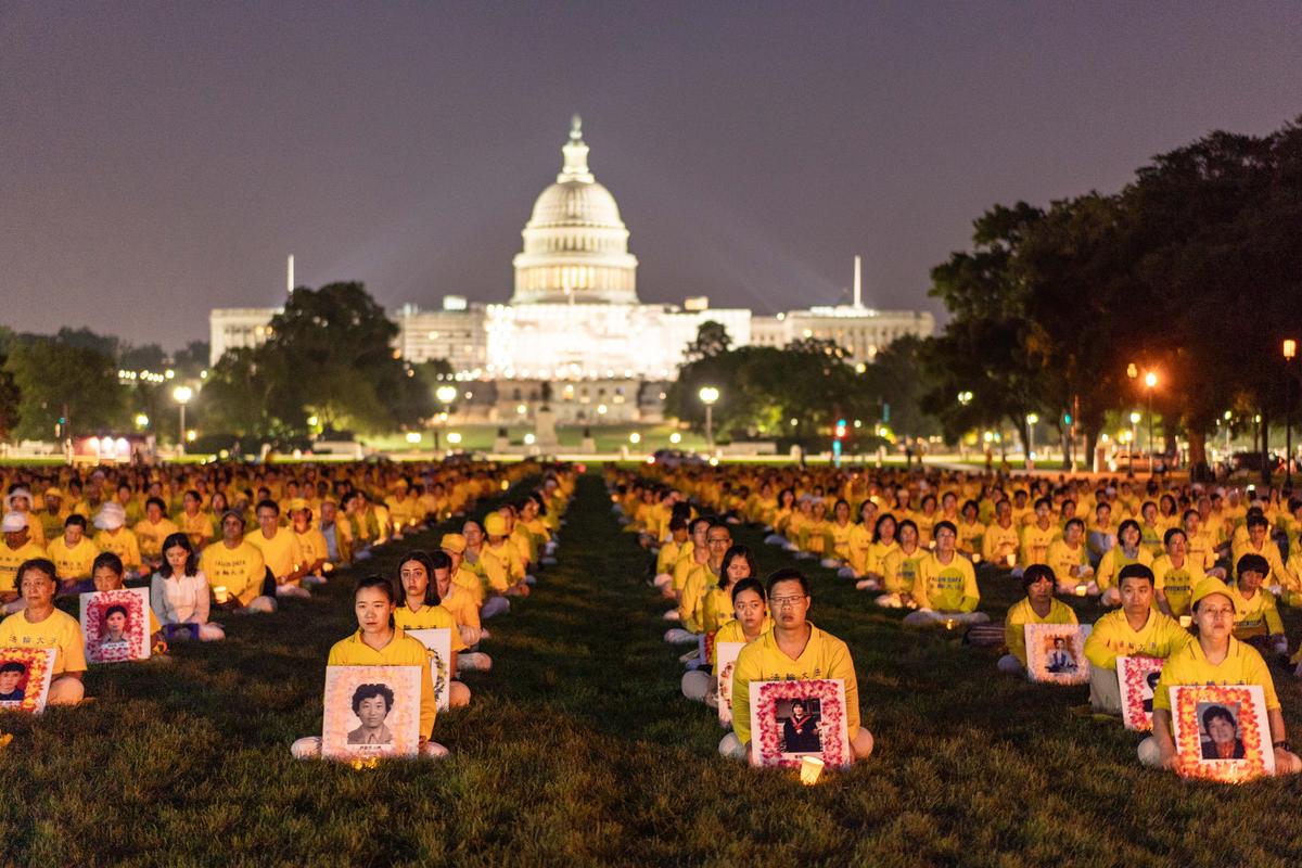 Các học viên Pháp Luân Công tham gia một buổi thắp nến tưởng niệm để tưởng nhớ các học viên Pháp Luân Công đã qua đời do cuộc đàn áp kéo dài 24 năm của Đảng Cộng sản Trung Quốc, tại National Mall ở Hoa Thịnh Đốn hôm 20/07/2023. (Ảnh: Samira Bouaou/The Epoch Times)