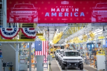 Ảnh chụp toàn cảnh về những chiếc xe điện dòng GMC Hummer EV tại nhà máy lắp ráp xe điện Factory ZERO của General Motors ở Detroit, Michigan, hôm 17/11/2021. (Ảnh: Nic Antaya/Getty Images)